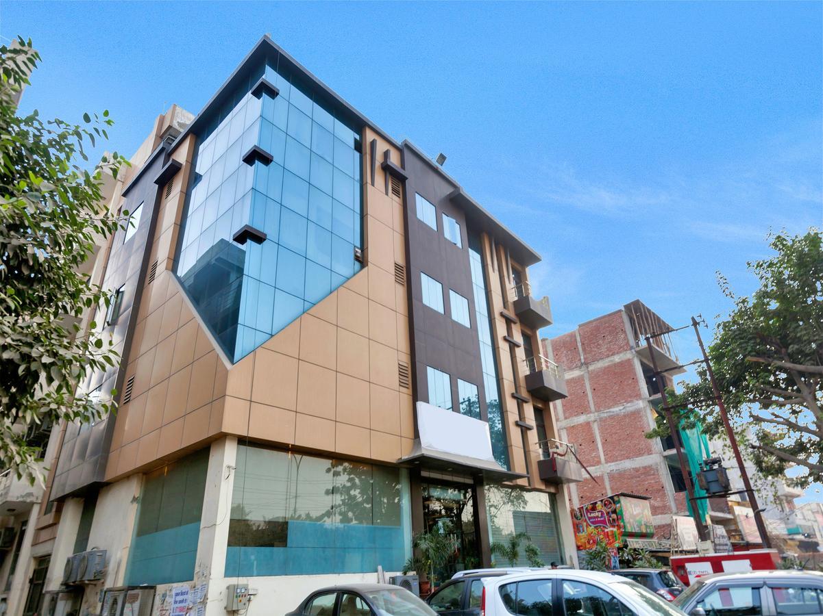 Hotel Oyo 9841 The Vivir 1 Noida Exterior foto