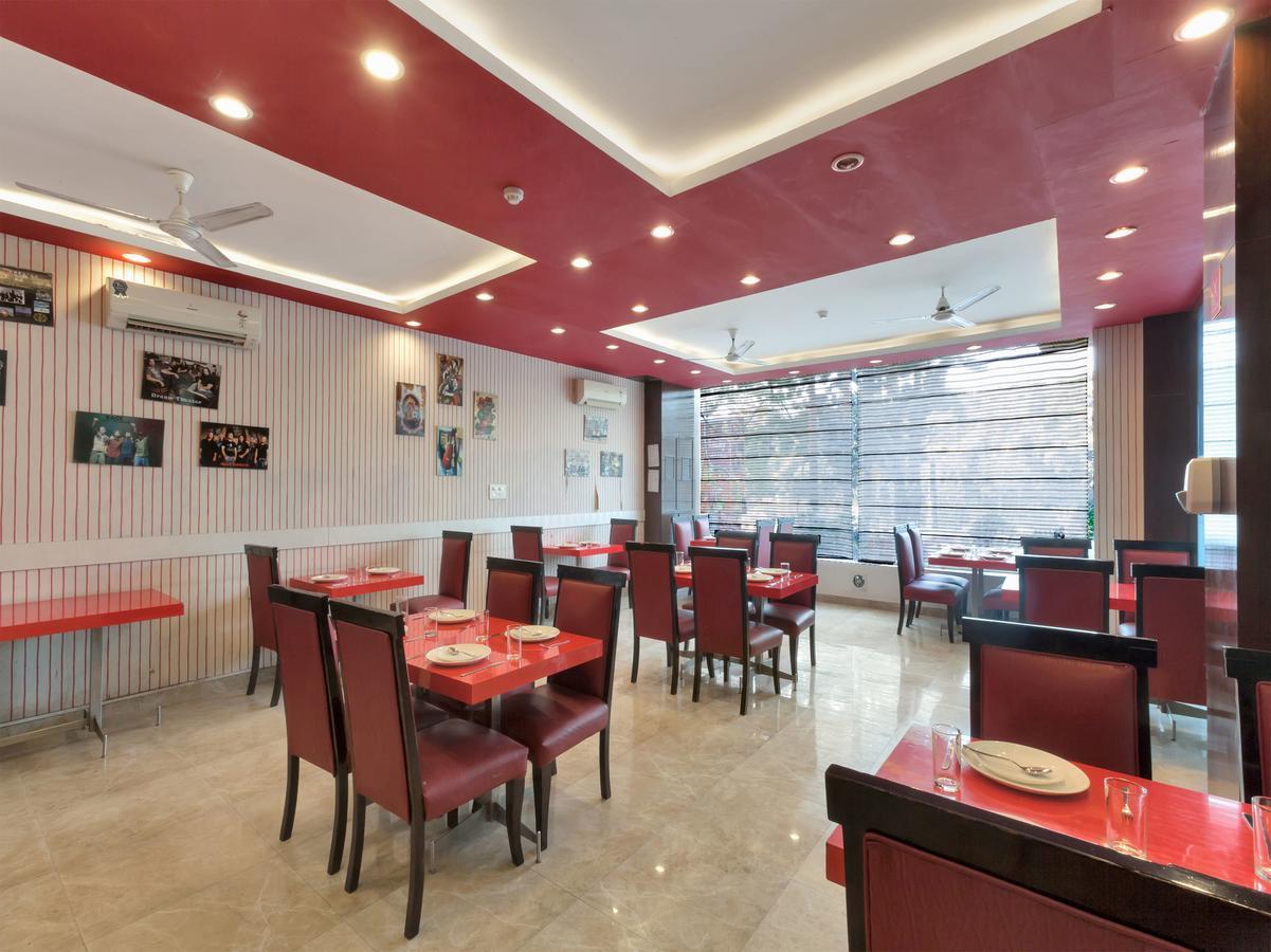 Hotel Oyo 9841 The Vivir 1 Noida Exterior foto