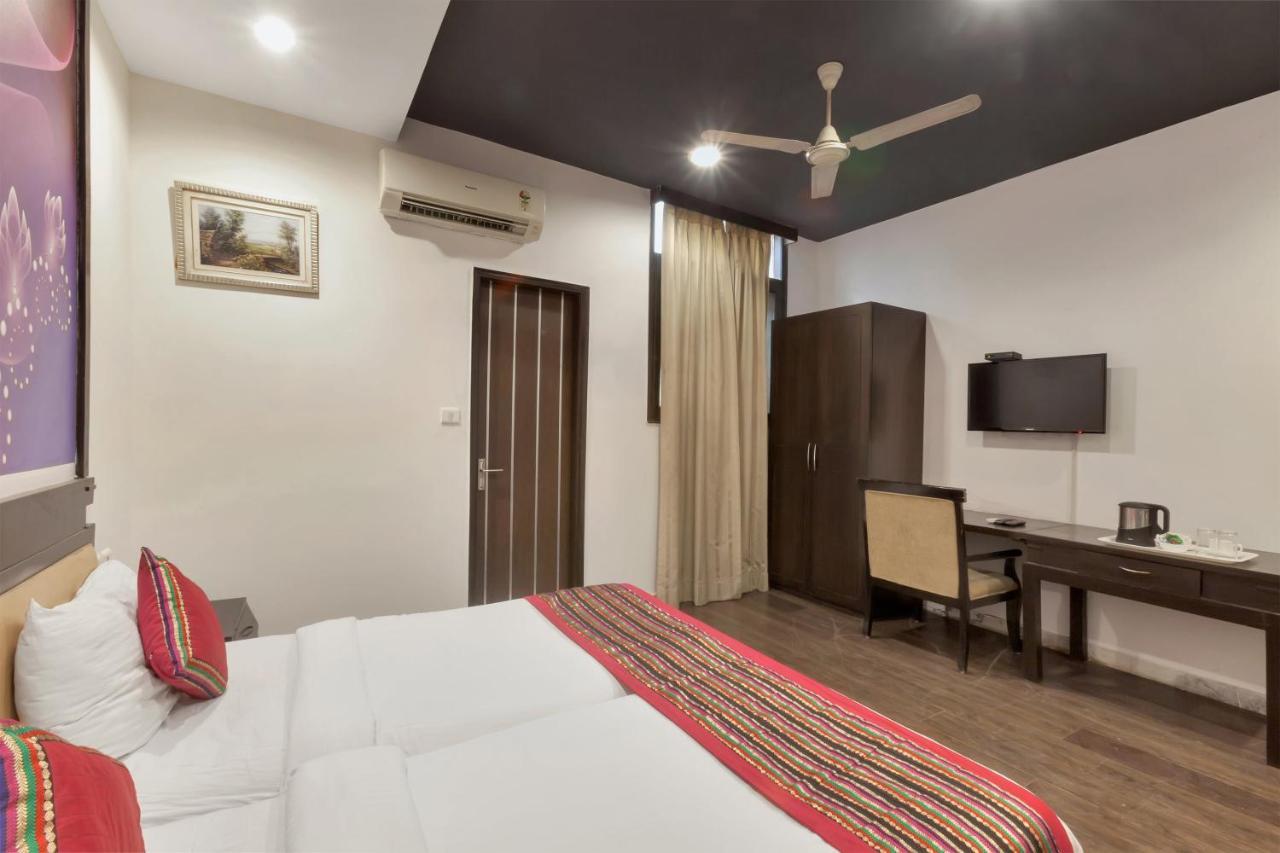 Hotel Oyo 9841 The Vivir 1 Noida Exterior foto