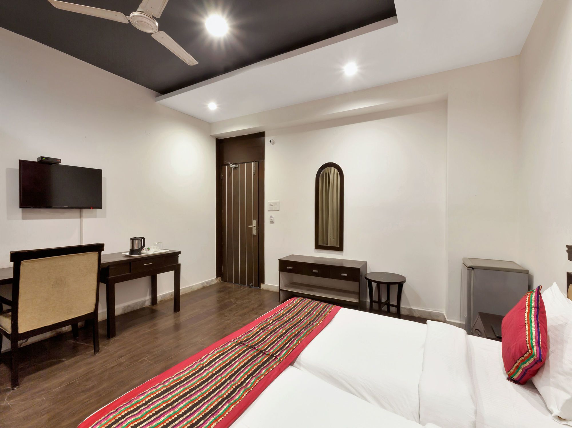 Hotel Oyo 9841 The Vivir 1 Noida Exterior foto