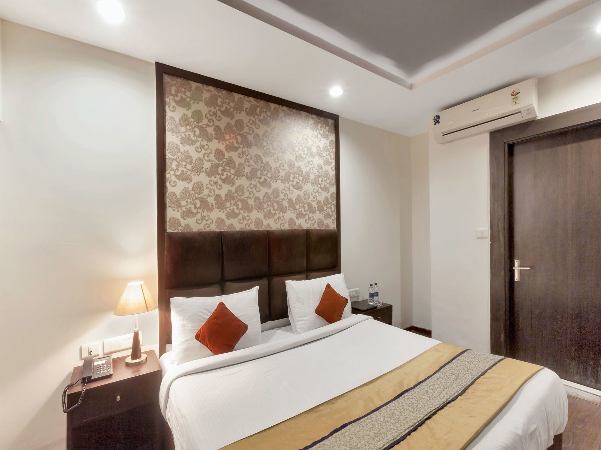 Hotel Oyo 9841 The Vivir 1 Noida Exterior foto