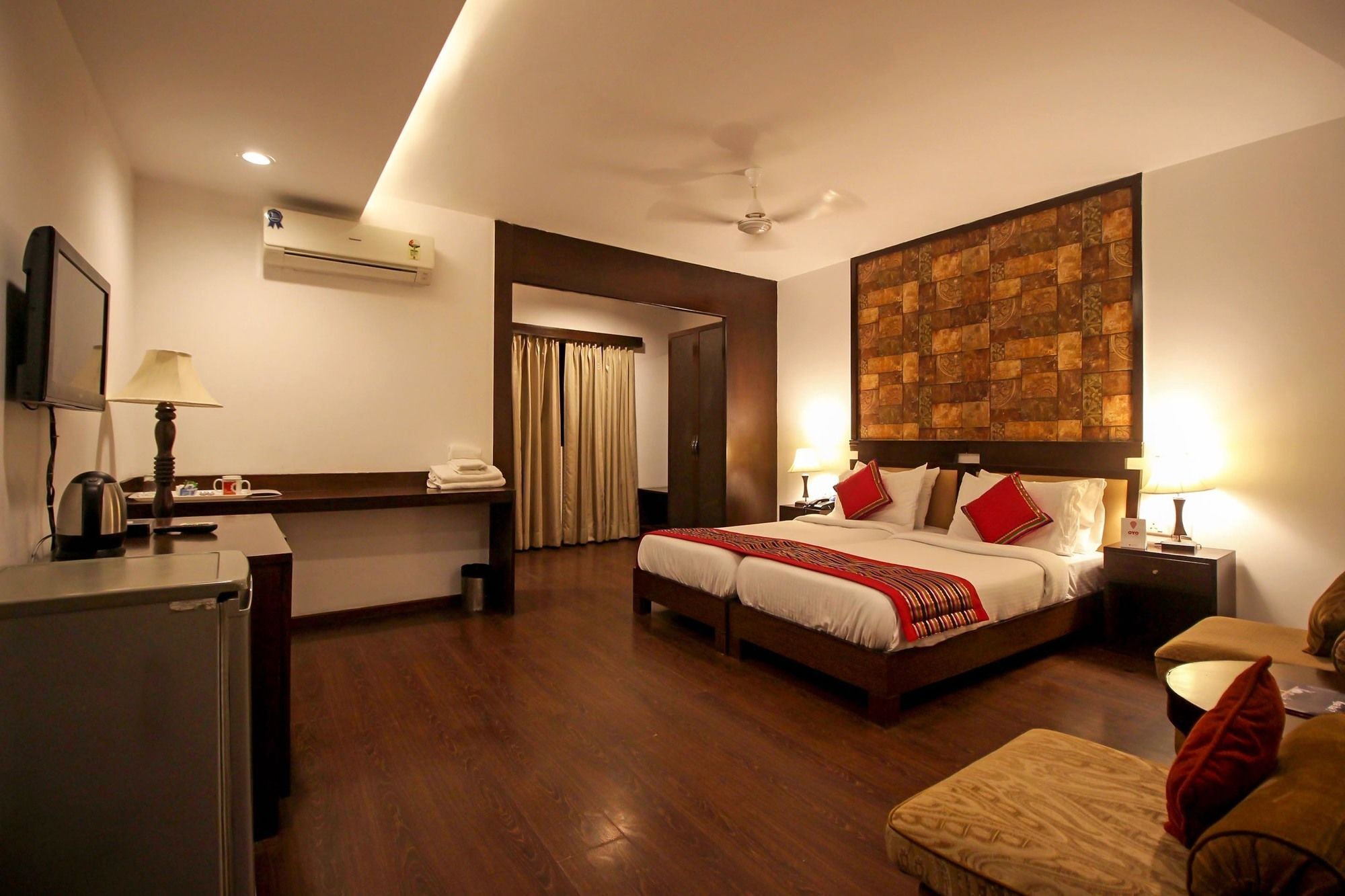 Hotel Oyo 9841 The Vivir 1 Noida Exterior foto